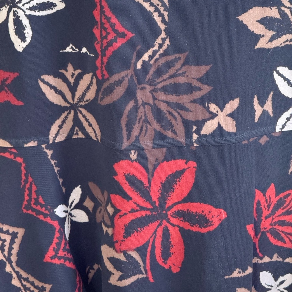 Chico's Traveler Black Floral Pencil Skirt size 16 (size 3 Chico’s size) - Picture 2 of 7